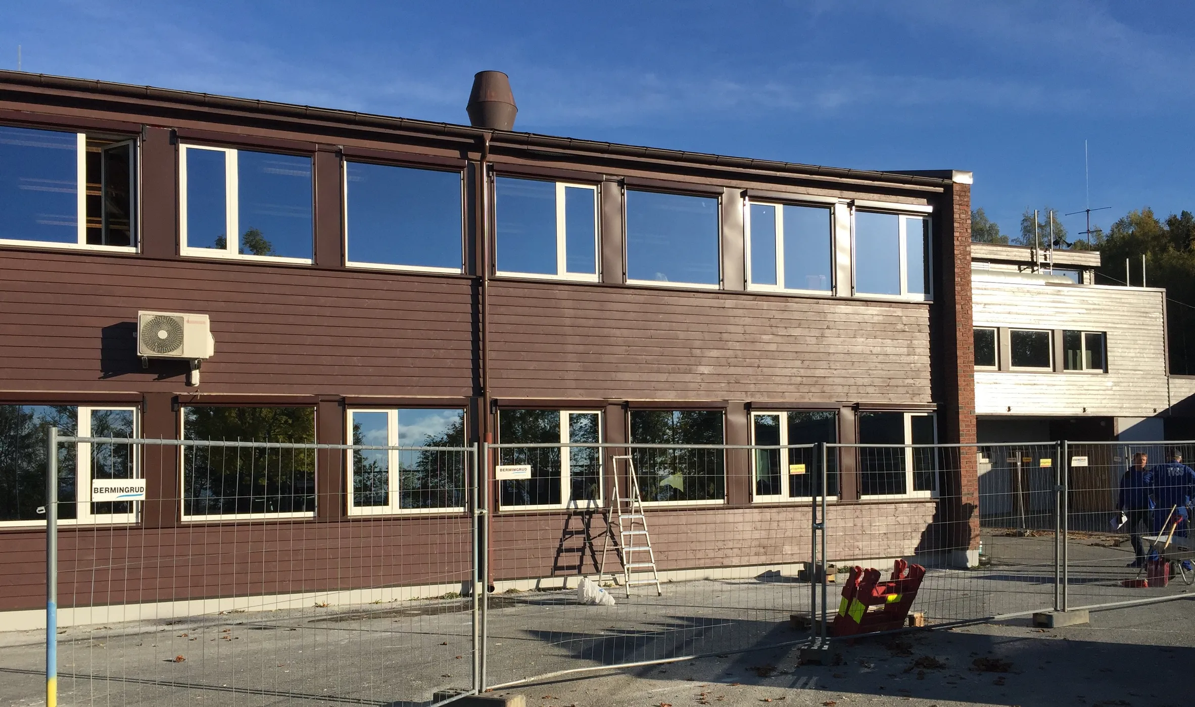 Tilleggsisolert fasade uten fasadeendring. Tanum skole.