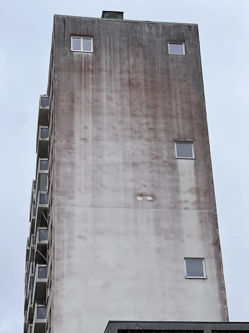 Sydvendte fasader er utsatt for slagregn. Dette bygget er på byantikvarens gule liste.